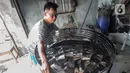 Kurnia (46) menyelesaikan pembuatan kubah masjid di kawasan Cipondoh, Tangerang, Banten, Rabu (21/10/2020). Kubah yang terbuat dari alumunium ini dijual dengan harga Rp 800 ribu hingga Rp 7 juta. (Liputan6.com/Johan Tallo)