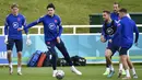 Penjaga gawang Inggris Jordan Pickford, Harry Maguire, Jordan Henderson, Harry Kane dan Kieran Trippier saat sesi latihan di St George's Park, Burton upon Trent, Inggris, Senin (5/7/2021). Inggris akan melawan Denmark pada pertandingan semifinal Euro 2020. (AP Photo/Rui Vieira)