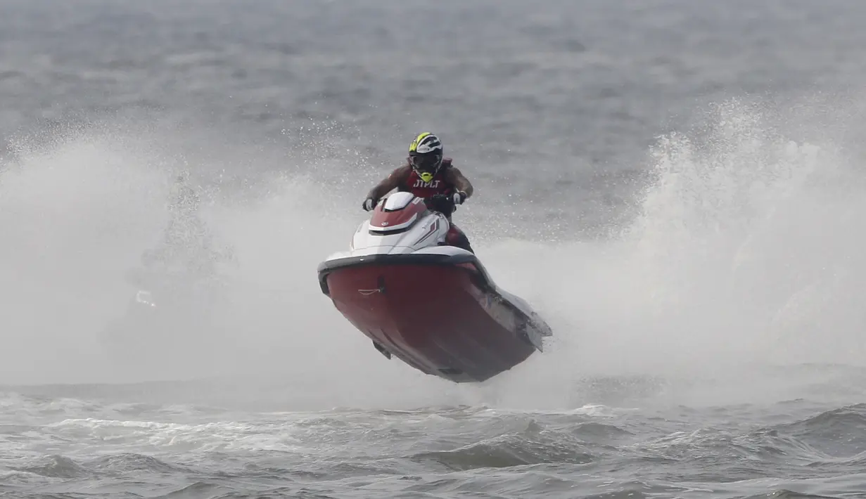 Atlet jetski Filipina, Pacifico Elnar, memacu kecepatan pada nomor Pro F1 Open Jetracer Wolrd Championship di Jetski Academi Ancol, Jakarta, Jumat (29/3).  Jetracer Wolrd Championship akan berlangsung hingga Minggu (31/3). (Bola.com/Vitalis Yogi Trisna)