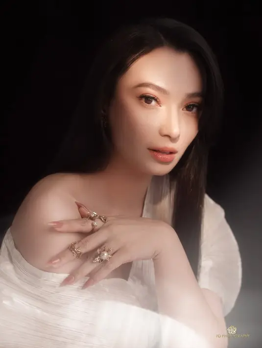 Dipulas MUA Candra Zhang, wajah Asmirandah terlihat glowing dengan pulasan makeup yang minimalis [@fdphotography90]