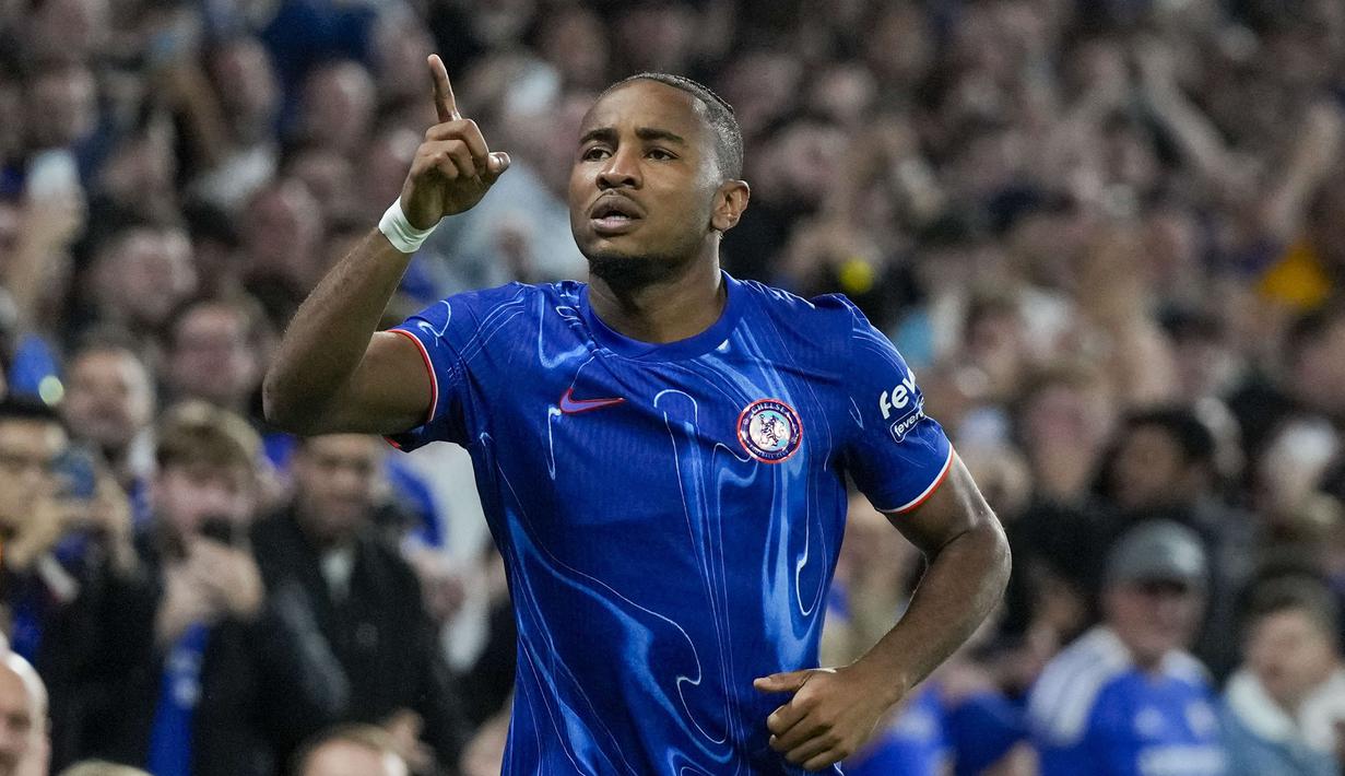 Pemain Chelsea, Christopher Nkunku merayakan gol pertama timnya ke gawang Servette pada leg pertama playoff UEFA Conference League 2024 di Stamford Bridge, London, Jumat (23/08/2024). (AP Photo/Alastair Grant)