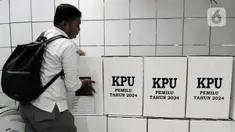 Petugas menyusun kotak suara di Gudang Logistik Komisi Pemilihan Umum (KPU) Administrasi Jakarta Pusat, Jakarta, Kamis (2/11/2023). KPU Administrasi Jakarta Pusat menerima logistik tahap pertama Pemilu 2024 berupa 2090 kotak suara. (merdeka.com/Imam Buhori)