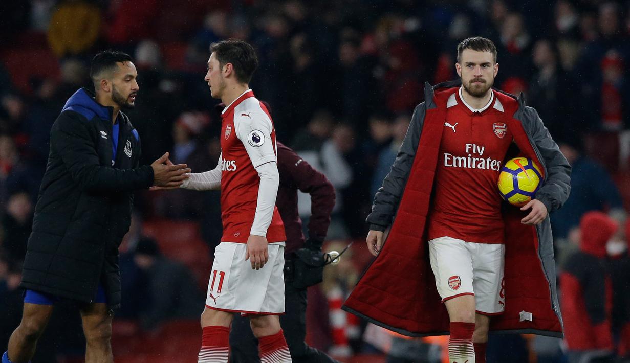 Pemain Arsenal Aaron Ramsey (kanan) membawa bola usai pertandingan melawan Everton dalam Liga Inggris di Stadion Emirates, London (3/2). Dalam pertandingan ini Aaron Ramsey berhasil menyumbang tiga gol untuk Arsenal. (AP Photo / Alastair Grant)