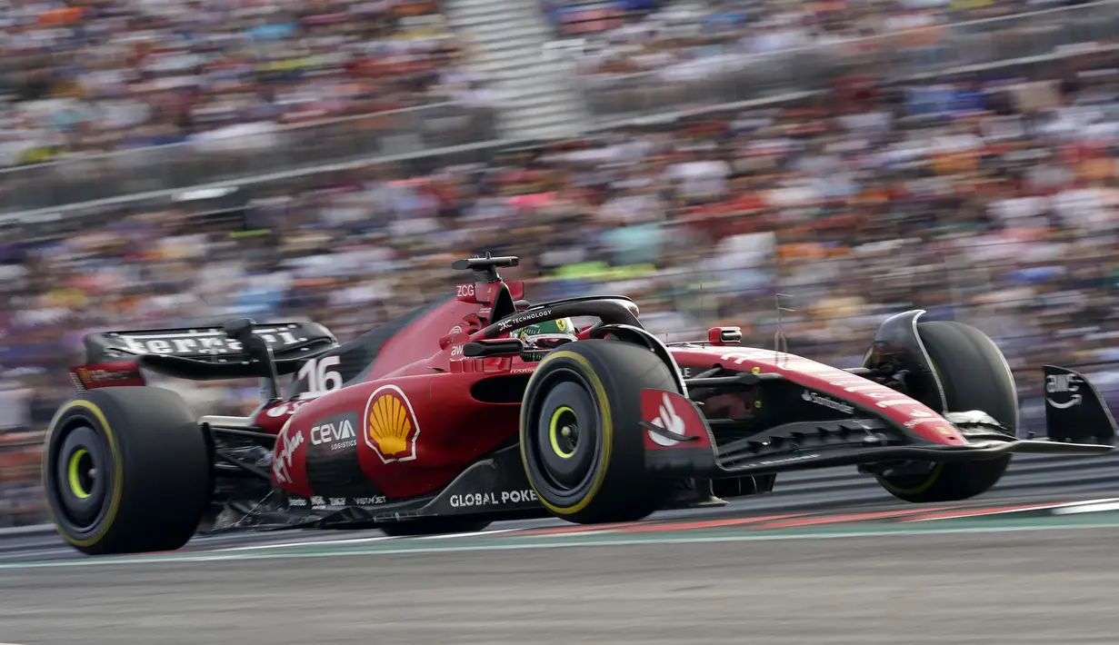 Pembalap Ferrari, Charles Leclerc memacu mobilnya saat Formula 1 GP Amerika Serikat 2023 yang berlangsung di Circuit of The Americas, Senin (23/10/2023) dini hari WIB. Sebelum didiskualifikasi oleh FIA, Leclerc berhasil finis di urutan keenam. (AP Photo/Eric Gay)