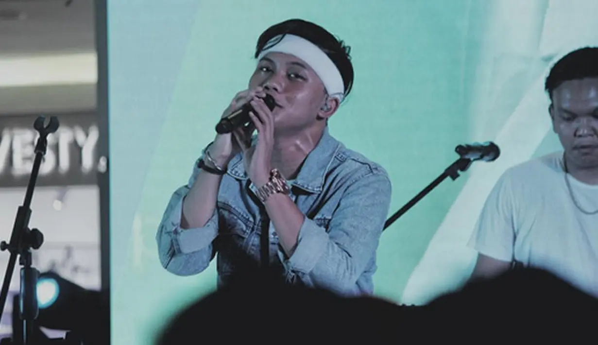 Kesuksesan tersebut, membuatnya masuk dalam jajaran sebagai salah satu nominasi Sosial Media Icon di Anugerah Planet Muzik 2017. Ia bersaing dengan penyanyi Tanah Air yang lebih senior dan insan musik dari Singapura dan Malaysia. (Instagram/rizkyfbian)