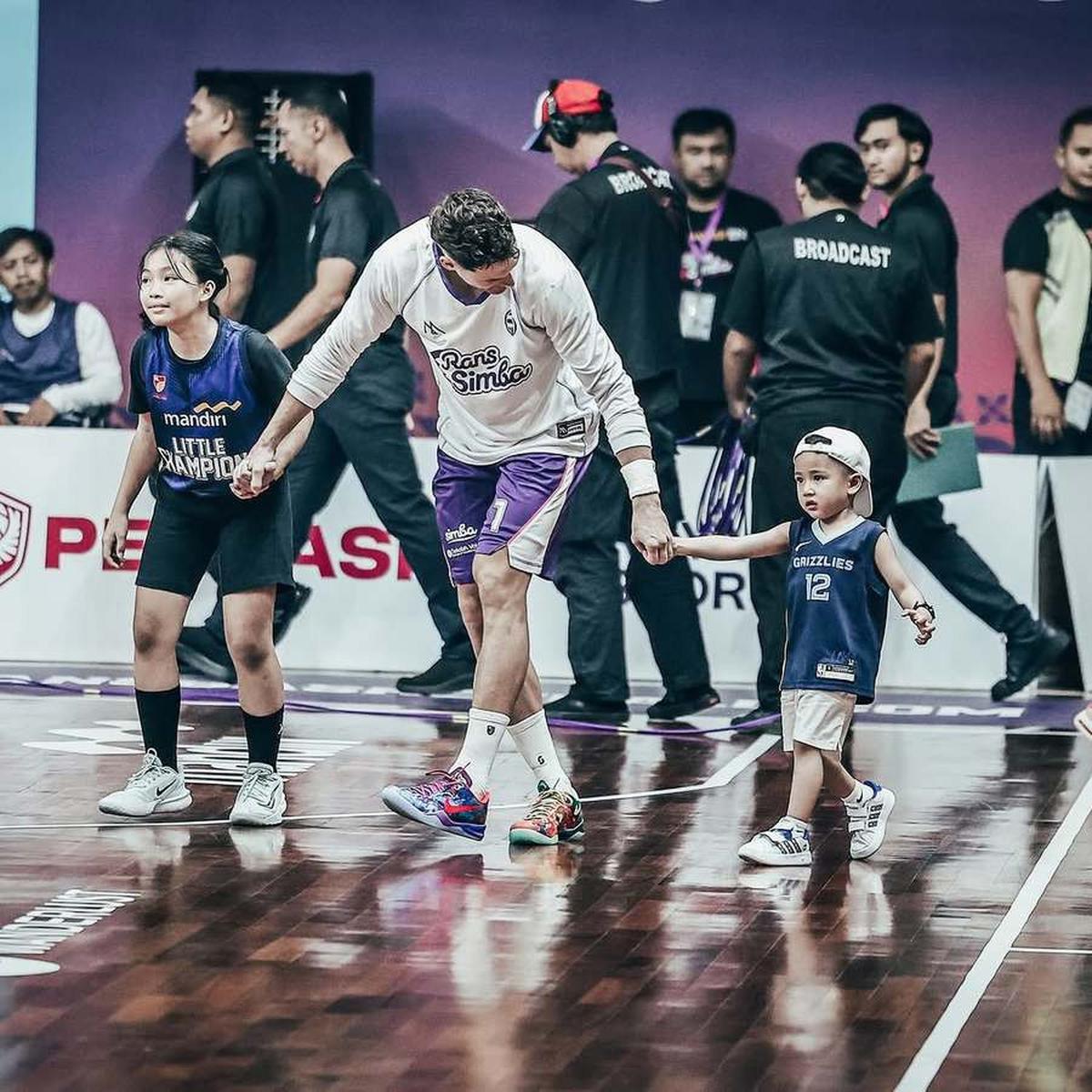7 Potret Rayyanza Ikut Turun ke Lapangan IBL, Boss Cilik Rans Simba Bikin Gemas - Aura Sultannya Kenceng Banget