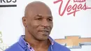 Mike Tyson merupakan mantan atlet tinju yang sangat disegani oleh lawan – lawannya, kehidupannya yang  mewah kini telah sirna. Menurut The New York Times, utang Tyson mencapai Rp 207 miliar, belum dengan pajak lainnya. (AFP/JASON MERRITT) 