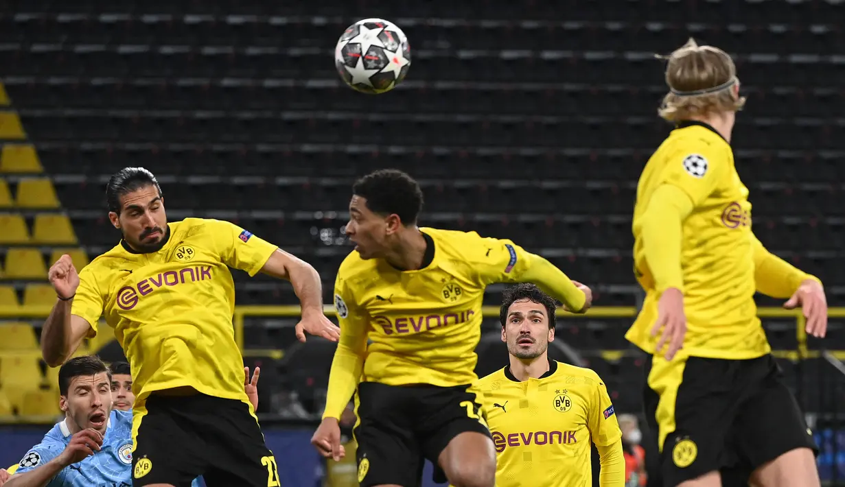 Para pemain Borussia Dortmund melompat menyambut bola dalam situasi sepak pojok saat melawan Manchester City dalam laga leg kedua perempatfinal Liga Champions 2020/2021 di Signal Iduna Park, Dortmund, Rabu (14/4/2021). Dortmund kalah 1-2 dari Manchester City. (AFP/Ina Fassbender/Pool)