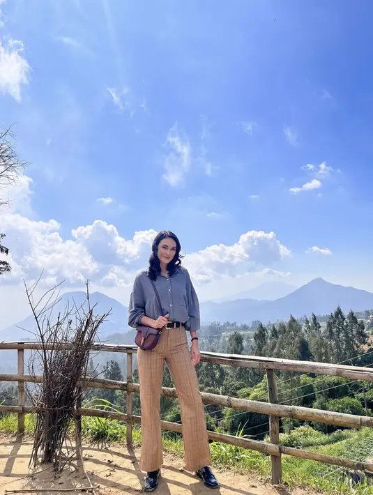 Paduan kemeja dan celana berpotongan boot cut menjadi gaya yang bisa diaplikasikan untuk tampil keren setiap kesempatan. [Foto: Instagram/ Luna Maya]