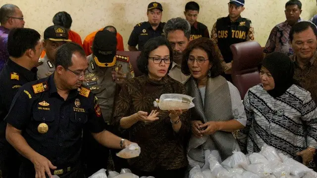 Menkeu Sri Mulyani, Menteri KP Susi Pudjiastuti, dan Dirjen Bea Cukai Heru Pambudi saat Konpers Penyelundupan Benih Lobster (Dok Foto: Humas Bea Cukai)
