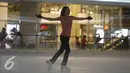 Atlet Ice Skating beraksi di Indonesia Figure Skating National Championship 2016 di Mall Taman Anggrek Jakarta, Kamis (28/4/2016). Ajang ini juga dijadikan seleksi atlet yang akan berlaga pada SEA Games 2017. (Liputan6.com/Helmi Fithriansyah)