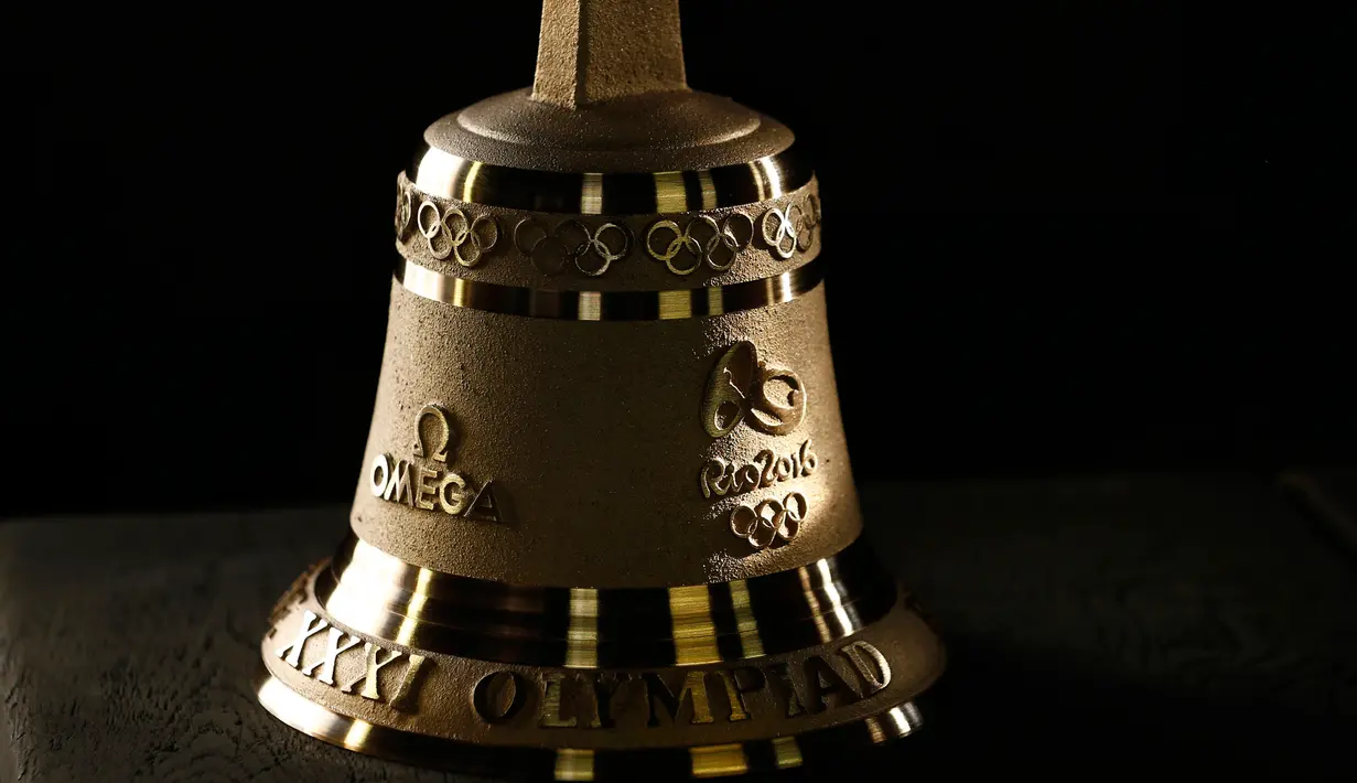 Sebuah lonceng terlihat di pabrik pembuatan besi Blondeau, La Chaux - de - Fonds , Swiss, (21/1).  lonceng ini nantinya dipakai untuk acara Olimpiade Musim Panas tahun ini di Rio de Janeiro. (REUTERS / Denis Balibouse)
