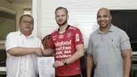 Penyerang asal Belanda, Melvin Platje, resmi berseragam Bali United dan akan mulai berkiprah di Liga 1 2018 pada putaran kedua. (Dok. Bali United)