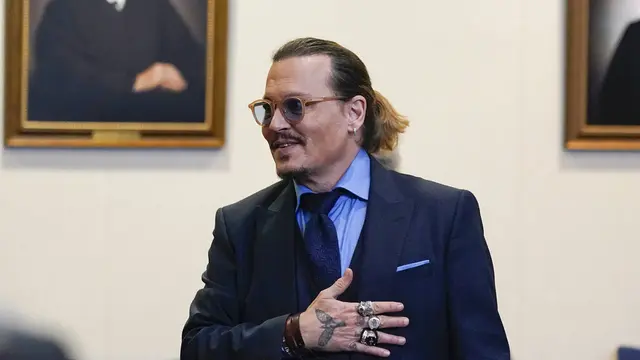 Johnny Depp dalam persidangan melawan Amber Heard di Virginia, 27 Mei 2022. (AP Photo/Steve Helber, Pool)