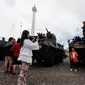 Warga berfoto di kendaraan tempur tank milik TNI AD di Pameran Alutsista, Jakarta, Jumat (12/12/2014). (Liputan6.com/Faizal Fanani)