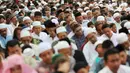 Umat muslim melaksanakan salat Idul Adha 1439 H di Monumen Perjuangan Jatinegara, Jakarta Timur, Rabu (22/8). Praktisi hukum tata negara, Ahmad Wakil Kamal bertindak sebagai khatib dalam salat id kali ini. (Liputan6.com/JohanTallo)