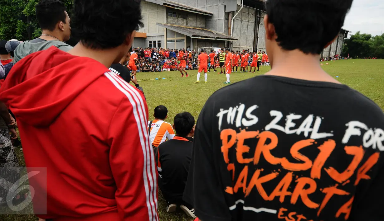 Salah satu suporter menggunakan kaos dukungan saat menyaksikan sesi latihan Persija di NYTC, Sawangan, Depok, Selasa (24/1). Jelang kompetisi musim 2017, Persija melakukan latihan rutin di National Youth Training Centre. (Liputan6.com/Helmi Fithriansyah)