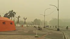 Potret Depan Rumah Gubernur dan Jalanan Palangka Raya Diselimuti Kabut Asap