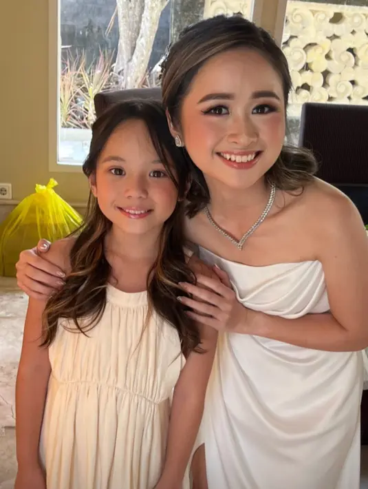 Saat Gempi berperan sebagai flower girl dalam momen pernikahan Gritte-Arif, ibunya, Gisel, turut merasakan kebahagiaan yang mendalam. Gisel tampil memukau dengan suara emasnya, sementara Gritte dengan tulus mengucapkan terima kasih kepada Gisella Anastasia dan Gempita Nora Marten, yang menjadi pengiring yang memikat perhatian semua orang dalam acara tersebut. (Liputan6.com/IG/gempitareal)