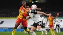 Gelandang Fulham, Tom Cairney, berebut bola dengan gelandang West Bromwich, Romaine Sawyers, pada laga lanjutan Liga Inggris di Craven Cottage, Selasa (3/11/2020) dini hari WIB. Fulham menang 2-0 atas West Bromwich. (AFP/Andy Rain/pool)