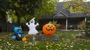 Berbagai dekorasi Halloween terlihat di depan sebuah rumah di Mississauga, Ontario, Kanada, pada 29 Oktober 2020. Warga Ontario mulai berbelanja dekorasi dan menghias rumah mereka untuk menyambut Halloween. (Xinhua/Zou Zheng)