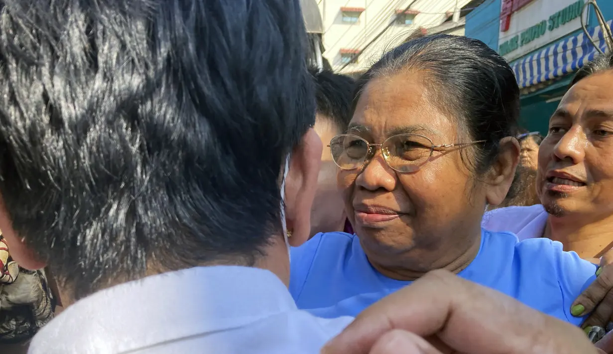 Than Myint Aung (tengah), sosok filantropi dan penulis terkemuka, disambut oleh rekan-rekannya setelah dibebaskan dari Penjara Insein, di Yangon, Myanmar, Rabu (4/1/2023). Junta militer Myanmar mengumumkan pembebasan lebih dari 7.000 narapidana (napi) dalam rangka memperingati 75 tahun Hari Kemerdekaan dari Inggris. (AP Photo)