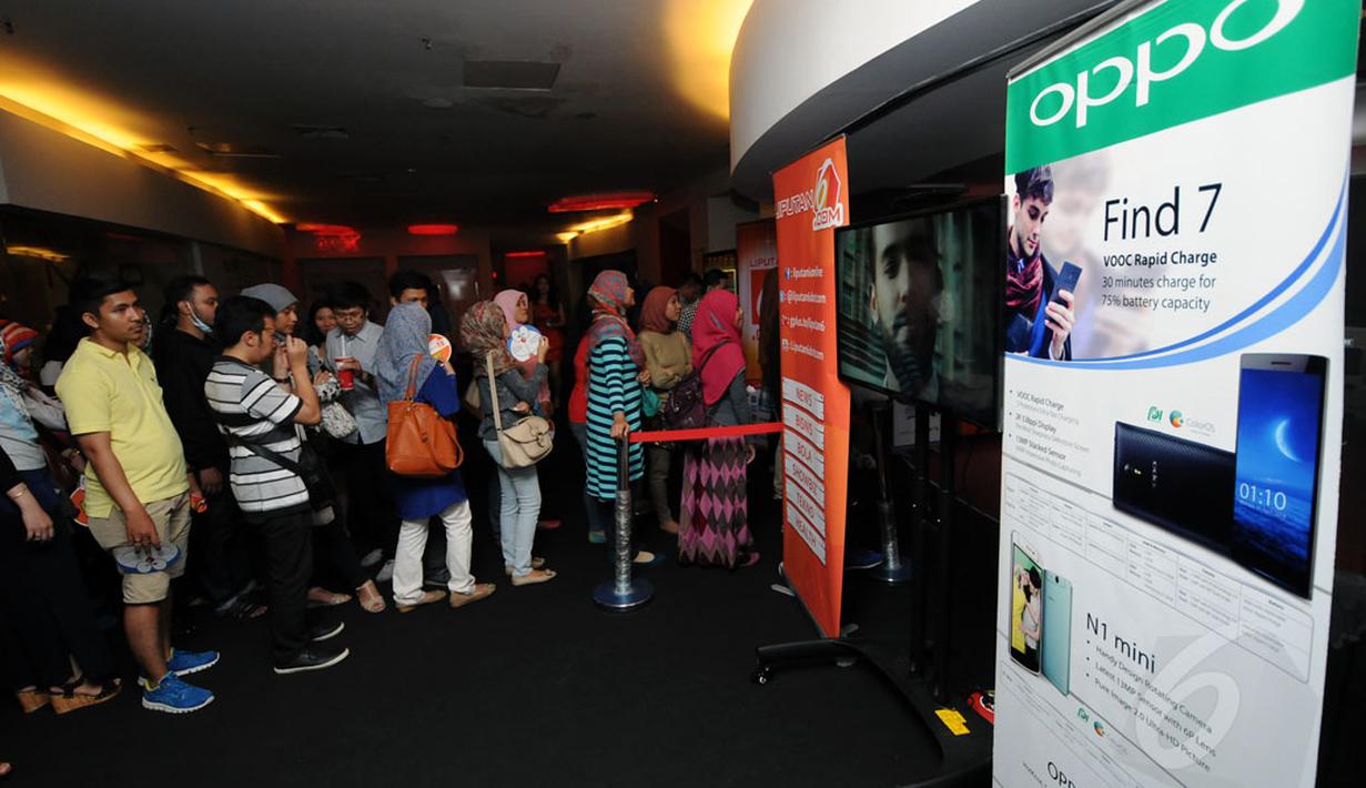 Antrian para Cinemaholic yang akan melakukan sesi foto di photo booth jelang menyaksikan film Doraemon di Blitz Megaplex, Grand Indonesia, Jakarta (13/12/2014). (Liputan6.com/Helmi Fithriansyah)