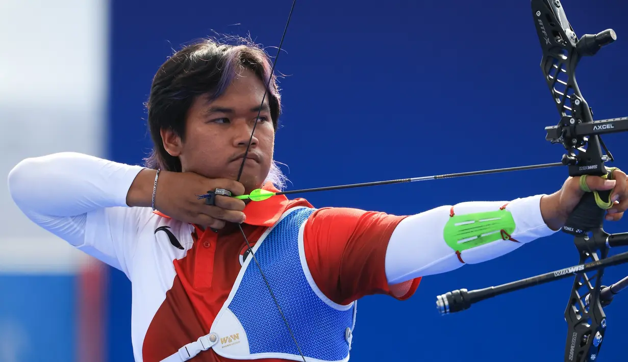 <p>Atlet panahan putra Indonesia, Arif Dwi Pangestu membidik sasaran saat menghadapi wakil Chinese Taipei, Chih Chun Tan pada babak 64 besar nomor individual putra Olimpiade Paris 2024 di Les Invalides Arena, Paris, Selasa (30/7/2024). Arif Dwi Pangestu kalah 1-7. (Dok. NOC Indonesia/Naif Muhammad Al'as)</p>