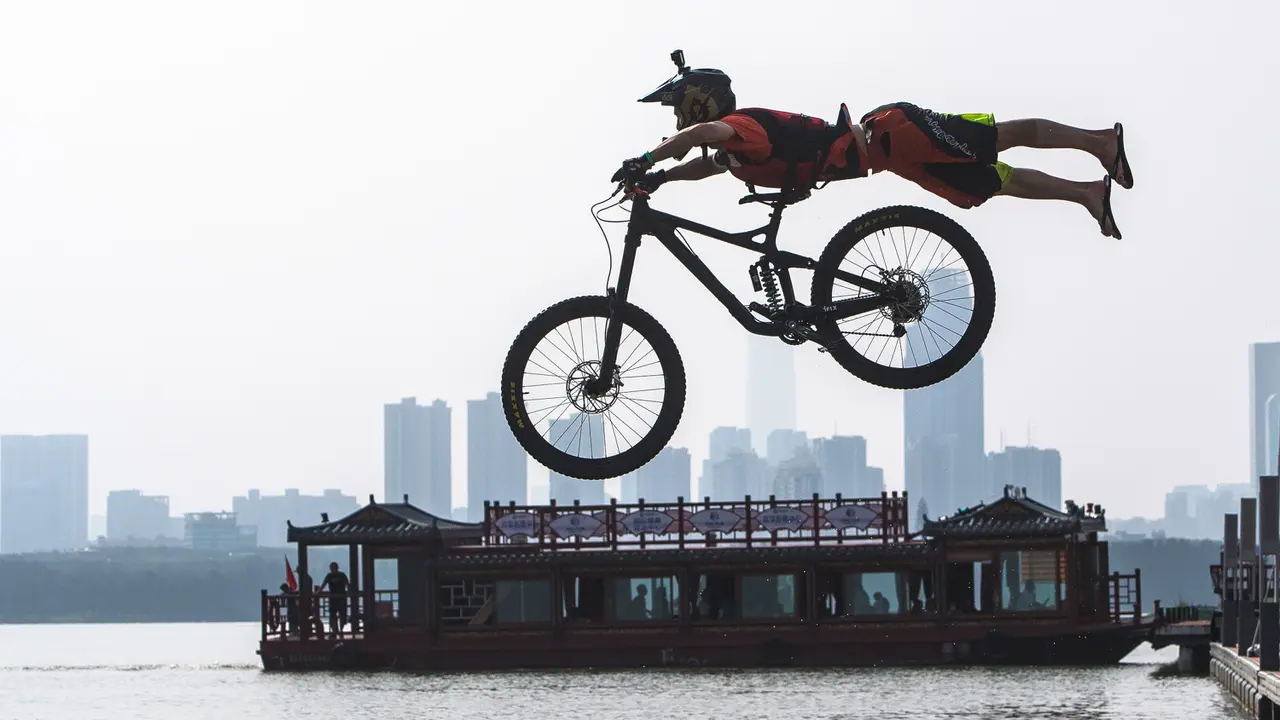 Aksi Pesepeda Melompat ke Danau dalam Festival di Wuhan