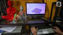 Desainer mendisain pola face shield atau pelindung wajah di IMA 3D, Cipondoh, Kota Tangerang, Kamis (23/4/2020). Sukarelawan 3D ini mampu memproduksi face shield atau pelindung wajah sebanyak 100 buah per hari untuk donasi tenaga medis selama pandemi Covid-19. (Liputan6.com/Fery Pradolo)