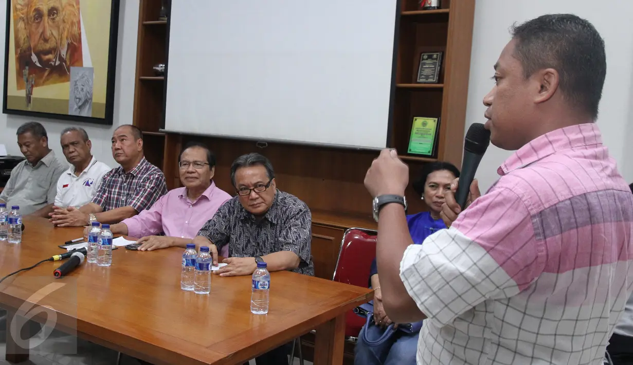 Mantan Menko Maritim dan Sumberdaya Rizal Ramli, memberi keterangan usai menerima masyarakat dan tokoh Maluku di Tebet, Jakarta, Kamis (25/8). Masyarakat Maluku mengucapkan terima kasih karena telah memperjuangkan Blok Masela.(Liputan6.com/Angga Yuniar)