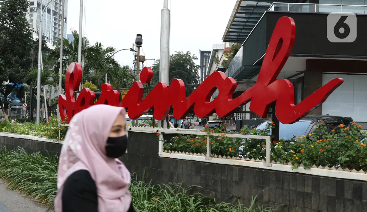 Pejalan kaki berjalan di trotoar sekitar Gedung Sarinah, Jalan MH Thamrin, Jakarta, Selasa (12/5/2020). Pembangunan Gedung Sarinah digagas oleh Presiden pertama RI, Ir Soekarno dan akan segera direnovasi dengan anggaran senilai Rp700 miliar pada Juni 2020. (Liputan6.com/Helmi Fithriansyah)