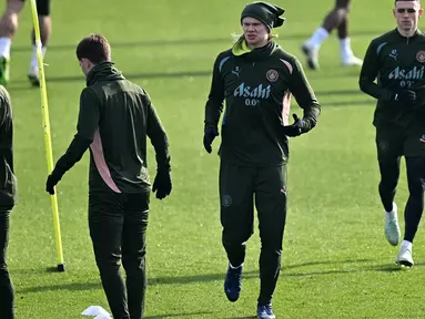 Pemain depan Manchester City, Erling Haaland (ketiga kiri) bersama Phil Foden (kanan) saat sesi latihan di tempat latihan Manchester City, barat laut Inggris, Selasa 18 Februari 2025. (Paul ELLIS/AFP)
