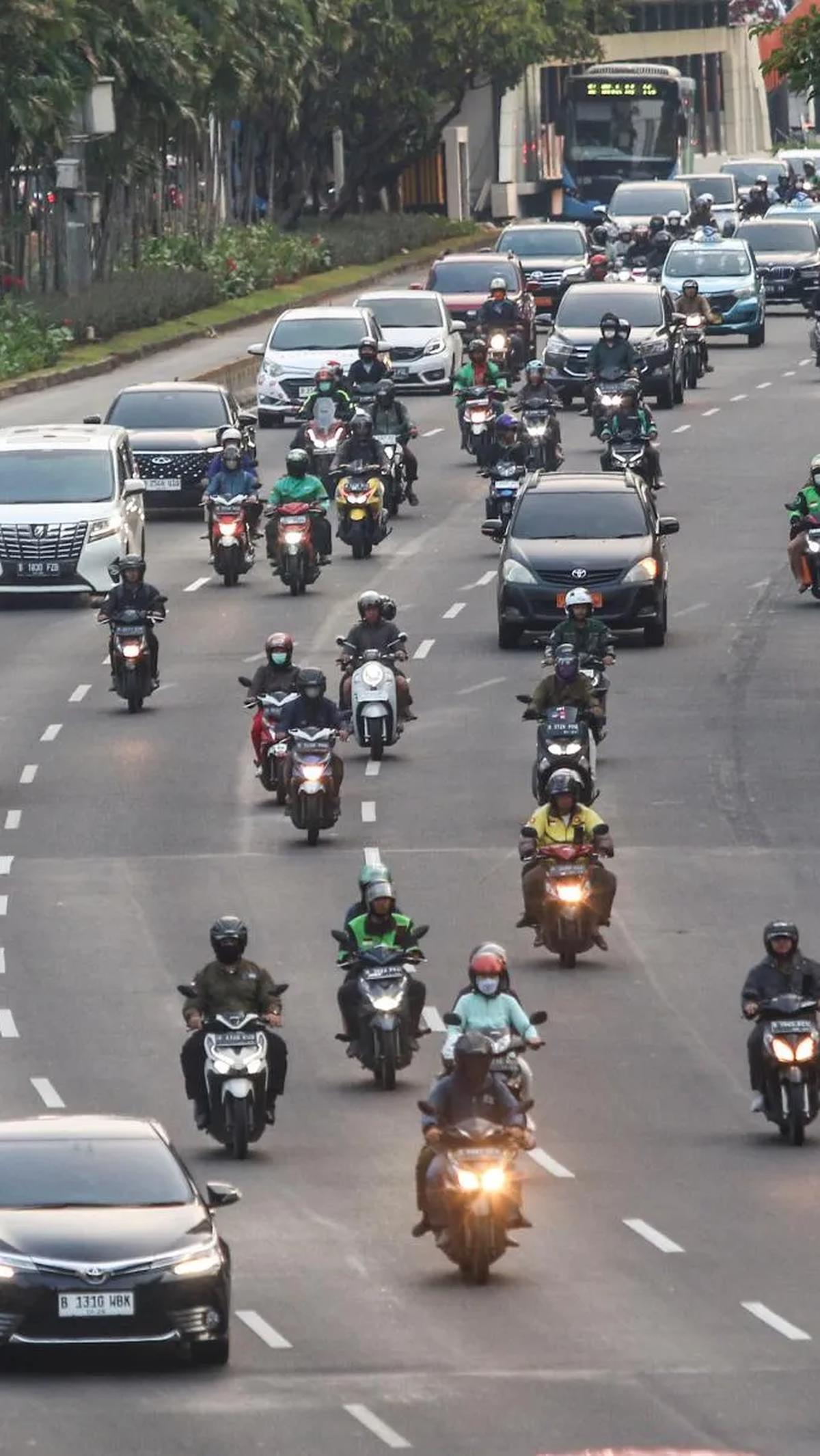 Aturan ini baru akan diterapkan setelah Pemprov DKI Jakarta melakukan kajian terhadap usulan Kapolri Sigit soal penerapan ganjil genap untuk sepeda motor.<br>