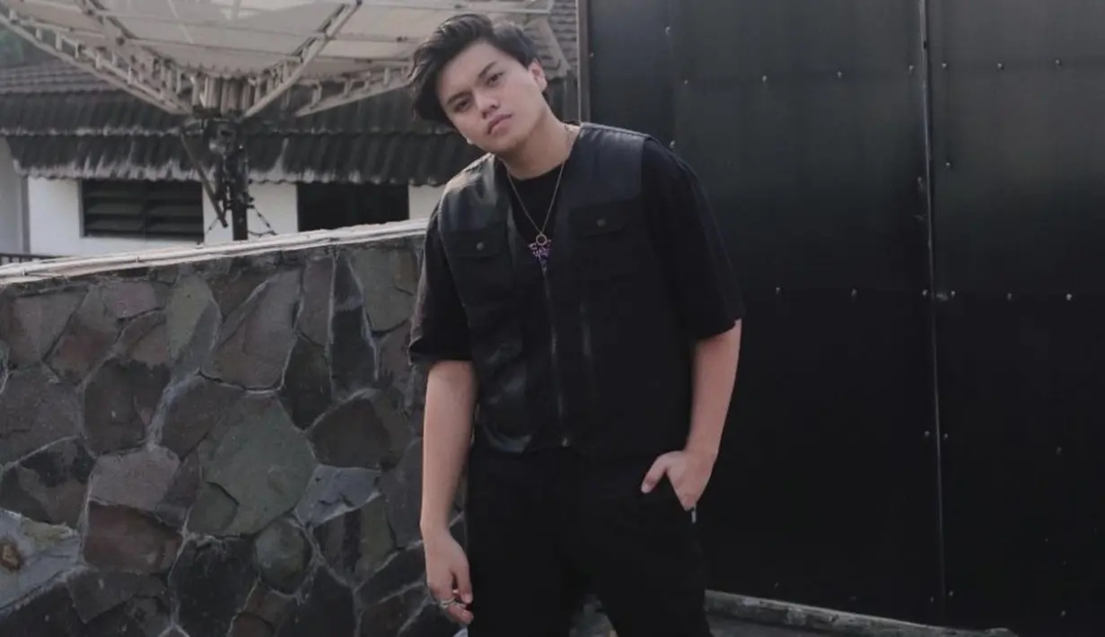 Selain suaranya yang merdu, gaya penampilan dari pria kelahiran 27 Maret 1998 ini pun juga mencuri perhatian. Tampil dalam balutan baju bernuansa hitam, penampilan Gangga Kusuma pun terlihat simple namun stylish. (Liputan6.com/IG/ganggaksm)