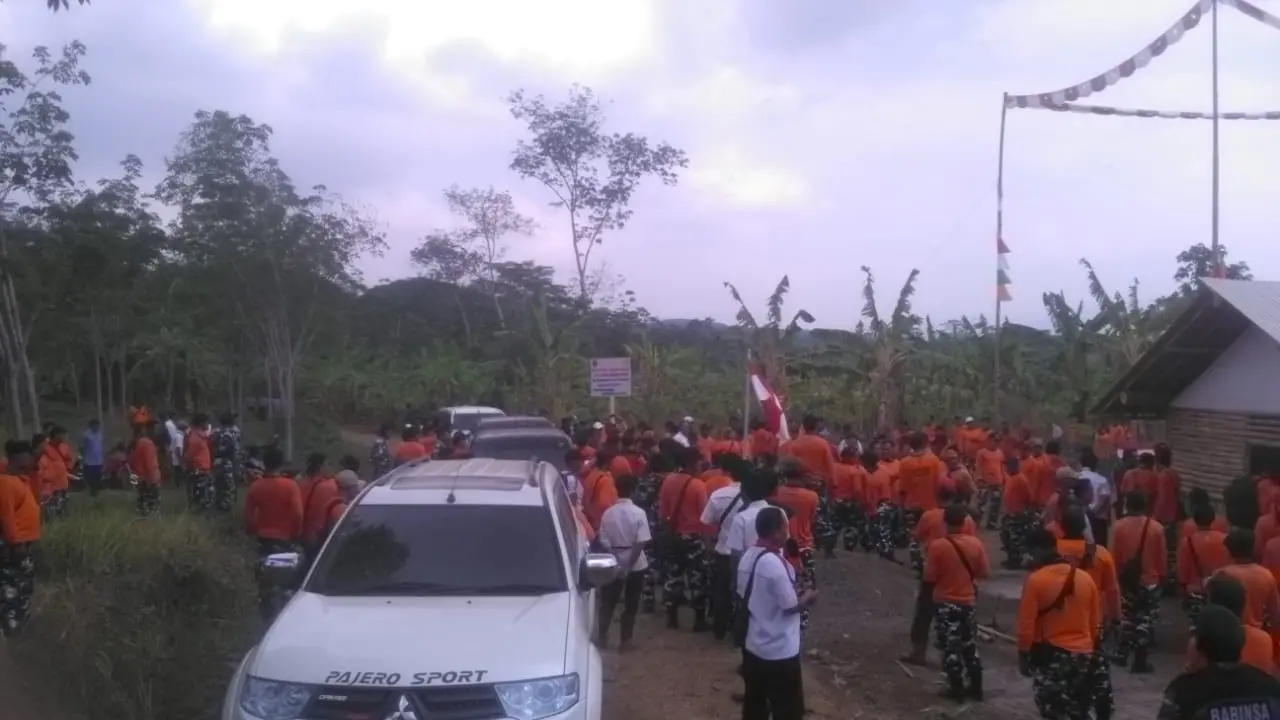 Massa menggeruduk lahan yang disengketakan warga dengan PTPN IX. (Foto: Liputan6.com/STAM Cilacap/Muhamad Ridlo)