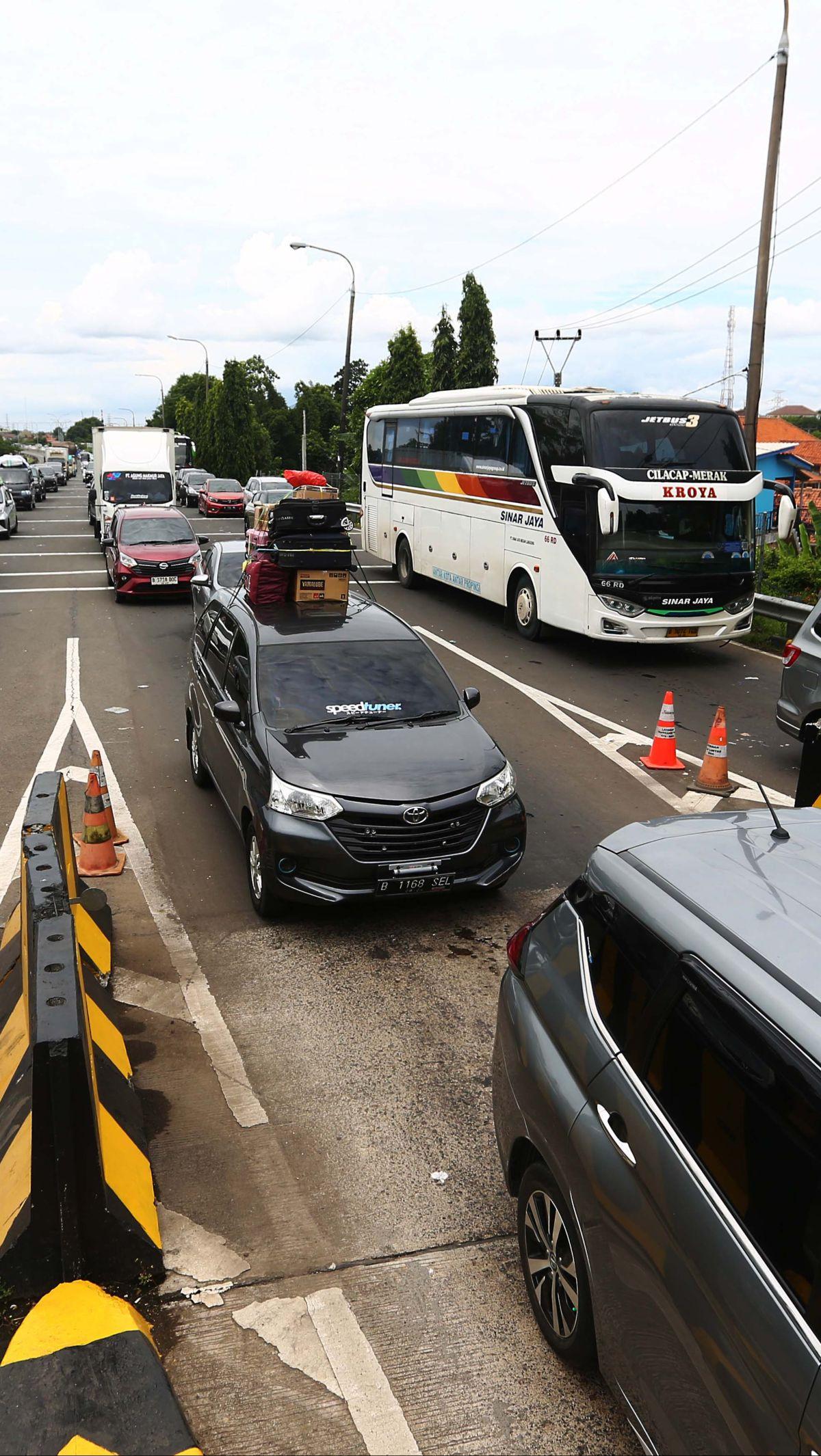 Antrean panjang kendaraan pemudik terjadi hingga ke dalam Tol Tangerang-Merak.&nbsp;Foto: Liputan6.com/Angga Yuniar<br>