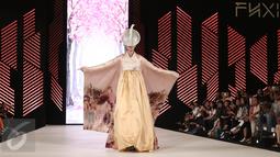 Model berpose diatas panggung saat memperagakan busana rancangan Denny Wirawan dalam acara Senayan City Fashion Nation ke-11, Jakarta, Jumat (7/4). (Liputan6.com/Herman Zakharia)