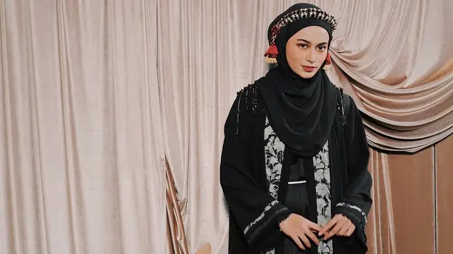Gaya Sintya Marisca Jadi Model Busana Muslim