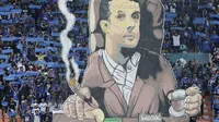 Bobotoh membuat koreografi pelatih Persib Bandung, Miljan Radovic, melawan Persiwa Wamena pada laga Piala Indonesia di Stadion Si Jalak Harupat, Bandung, Senin (11/2). Persib menang 7-0 atas Persiwa. (Bola.com/M Iqbal Ichsan)
