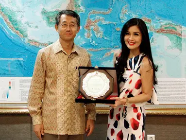 Artis Sandra Dewi berfoto bersama Dubes Korsel untuk Indonesia Cho Taiyoung usai mendapat penghargaan atas partisipasinya memperkenalkan budaya Korsel di Indonesia, dalam sebuah acara ramah tamah di Jakarta, Kamis (10/12). (Liputan6.com/Johan Tallo)