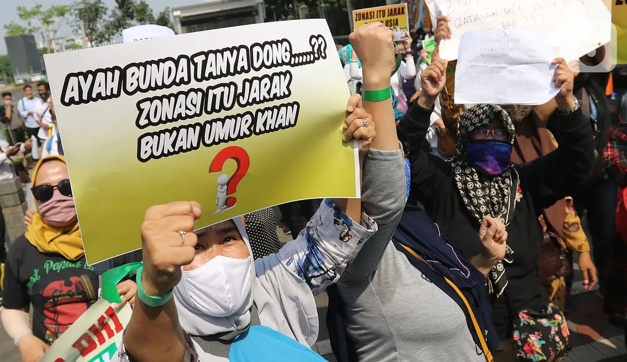 Sejumlah orang tua murid membawa poster dalam demonstrasi di depan Kementerian Pendidikan dan Kebudayaan, Jakarta, Senin (29/6/2020). Mereka memprotes sistem Penerimaan Peserta Didik Baru (PPDB) DKI Jakarta yang seleksi penerimaannya berdasarkan usia. (Liputan6.com/Herman Zakharia)