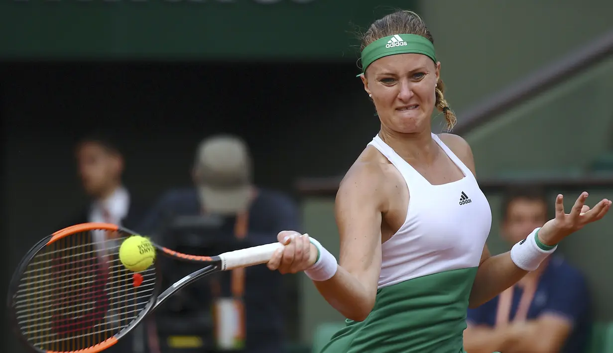 Kristina Mladenovic mengembalikan bola ke arah lawannya Jennifer Brady pada ajang tenis di Roland Garros 2017, Prancis Terbuka, Paris, (31/5/2017). (AFP/Gabriel Bouys)