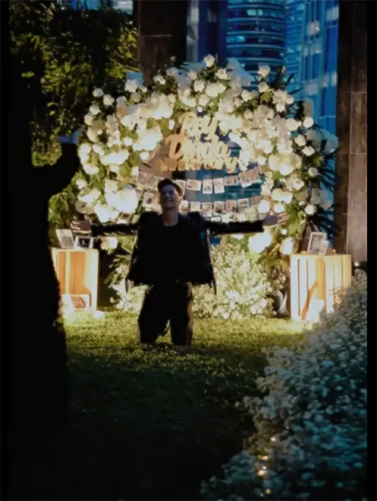 Tiga tahun menikah dan telah dikaruniai dua orang anak, pasangan ini kompak mengenakan outfit hitam saat dinner. [Instagram/rey_mbayang]