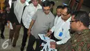 Dirut AP2, Budi Karya Sumadi (kedua kiri) menunjukan denah lokasi kebakaran ke Ketua Komisi V, Fary Dj Francis (kanan) di Terminal 2E Bandara Soetta, Tangerang, Senin (6/7/15).(Liputan6.com/Herman Zakharia)