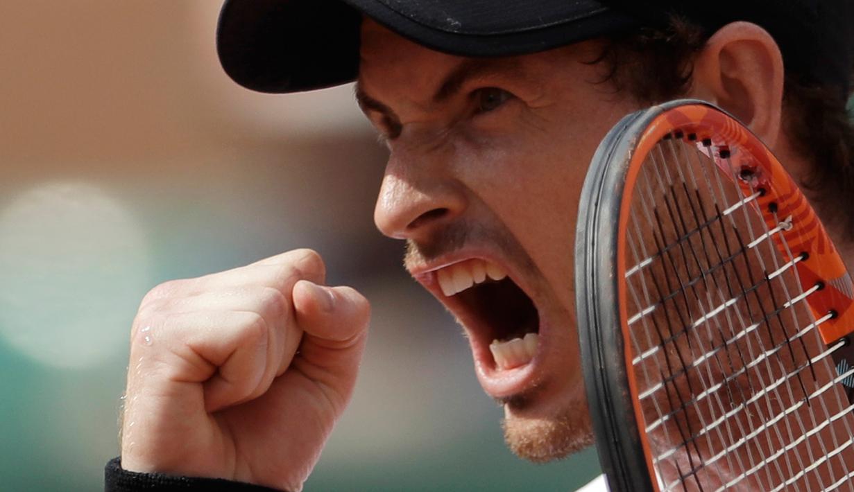 Ekspresi Andy Murray saat berhasil mendapatkan angka dari petenis Slowakia Martin Klizan saat pertandingan putaran kedua Prancis Terbuka di Roland Garros stadium, Paris, (1/6). Murray menang atas Klizan 6-7, 6-2, 6-2, 7-6. (AP Photo/Petr David Josek)
