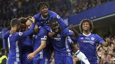 Para pemain Chelsea merayakan gol yang dicetak John Terry ke gawang Watford pada laga Premier League di Stadion Stamford Bridge, London, Senin (15/5/2017). Chelsea menang 4-3 atas Watford. (AP/Tim Ireland)