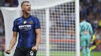 Tak puas dengan keunggulan 3-0, Inter Milan tambah angka di menit ke-87 lewat Edin Dzeko. Striker baru Nerazzurri tersebut berhasil menanduk umpan yang diberikan oleh Arturo Vidal. Skor telak 4-0 bertahan hingga akhir laga. (Foto: AP/Antonio Calanni)