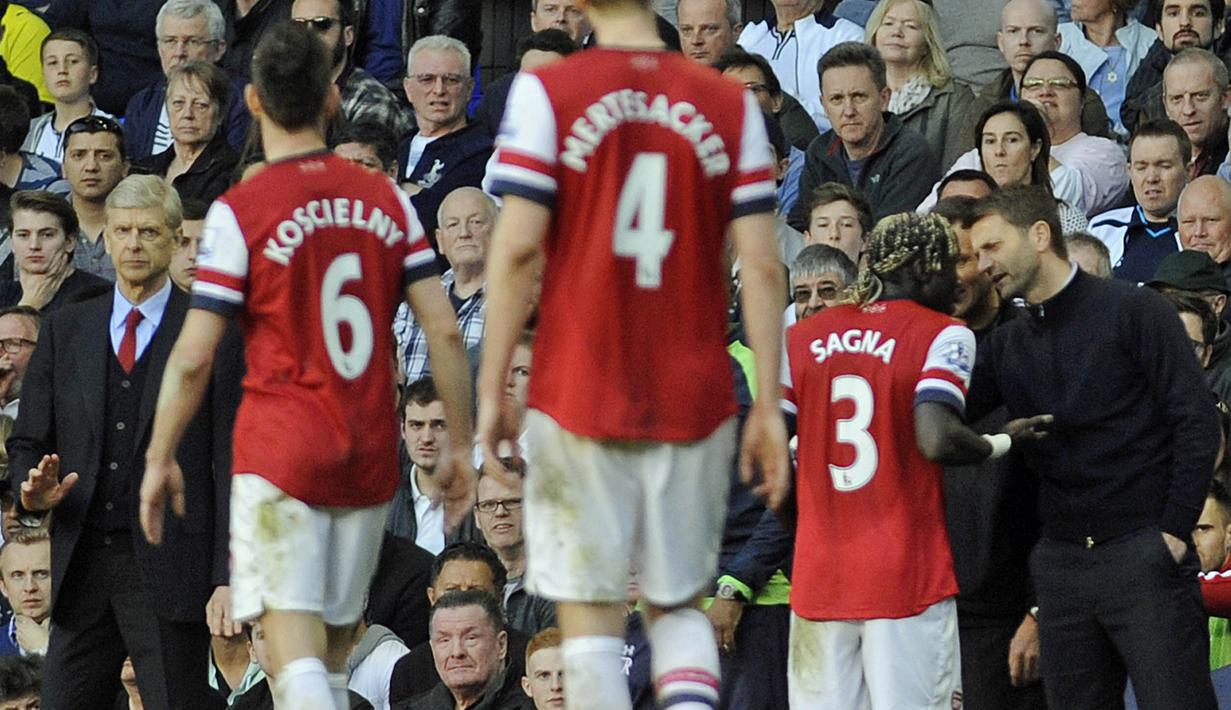 Pelatih Tottenham, Tim Sherwood beradu mulut dengan pemain Arsenal, Bacary Sagna pada laga Liga Premier di Stadion White Hart Lane, Inggris, Minggu (16/3/2014). (EPA/Gerry Penny)