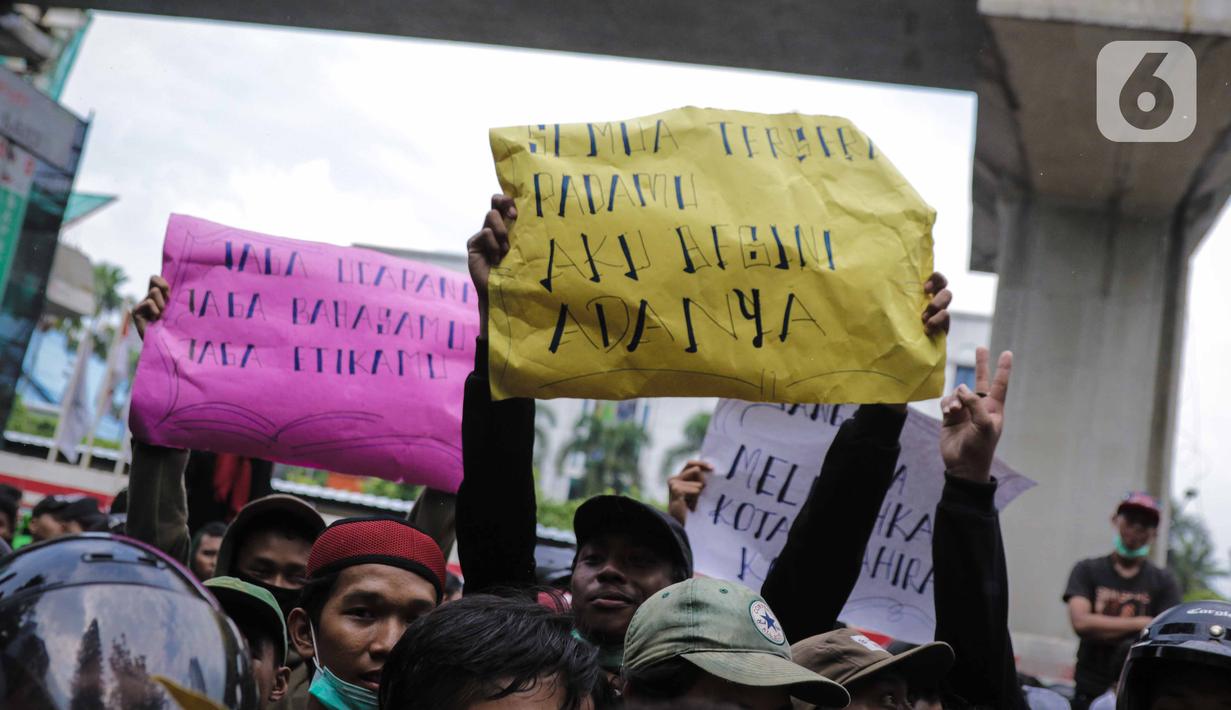 Warga Tanjung Priok membawa poster berisi aspirasi saat berunjuk rasa di depan Gedung Kemenkumham, Jakarta Selatan, Rabu (22/1/2020). Mereka menuntut Menkumham Yasonna Laoly minta maaf atas ucapannya yang menyebut Tanjung Priok adalah daerah miskin, kumuh, dan kriminal. (Liputan6.com/Faizal Fanani)